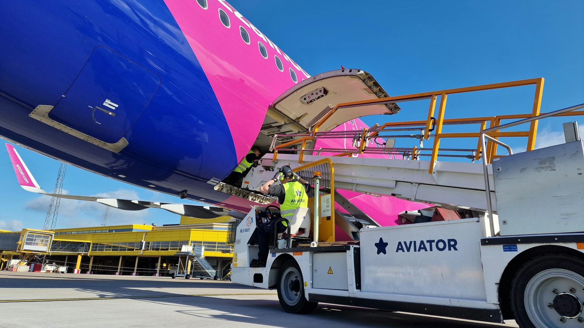694417a8a8c741a521eb4002 Aviator Airpor Alliance Wizzair