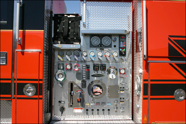 The unit carries two low mounted double-stack crosslays with a single, left side panel 2 1/2-inch discharge.