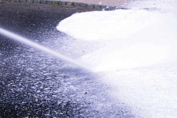 With the Roll-on Method, it is critical not to plunge the foam stream directly into the fuel. There is the very real danger of splashing fuel onto people or exposures.