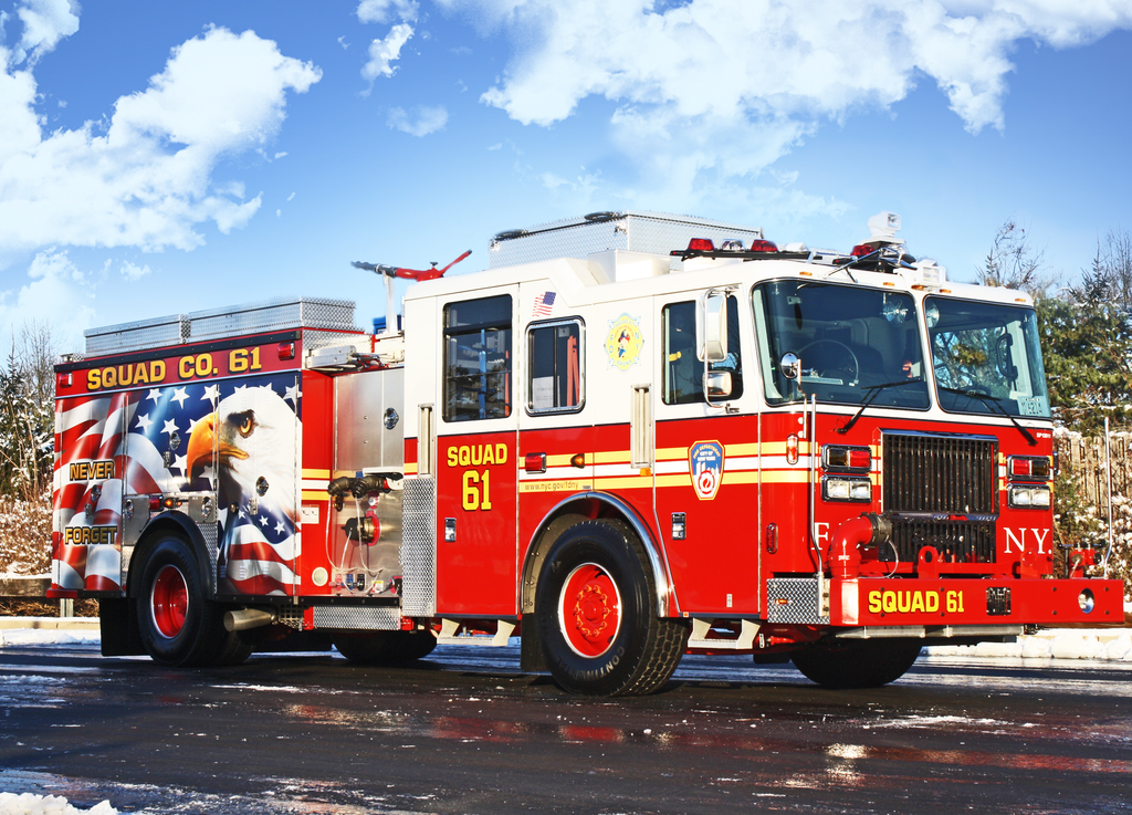 Fdny Squad 61 Pumper With Eagle Mural
