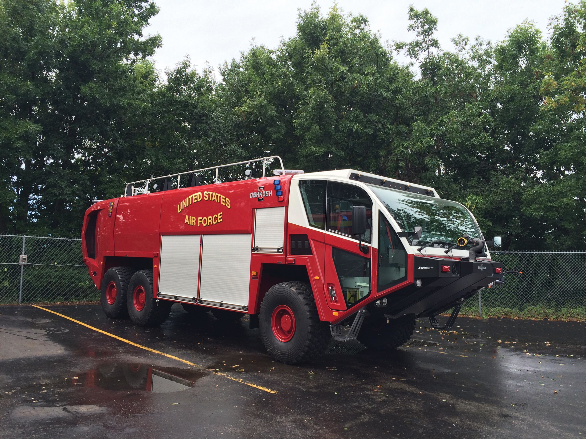 Oshkosh Airport Products has been awarded a contract to build 16 new generation Oshkosh Striker ARFF vehicles for the United States Air Force (USAF). All of the vehicles will feature an ultra high pressure (UHP) firefighting system.