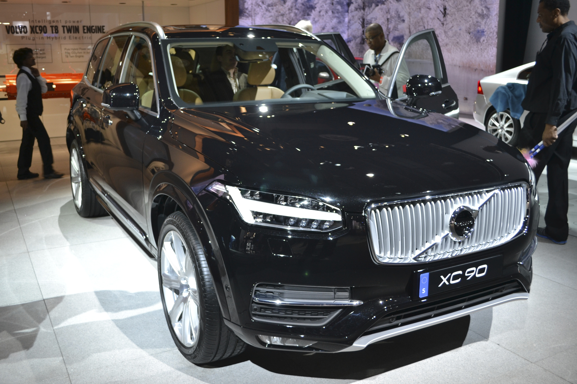 The new plug-in hybrid version of the Volvo XC90 is almost identical in exterior appearance to the standard gasoline engine XC90. This presents a challenge to responders at crash or vehicle fire scenes.