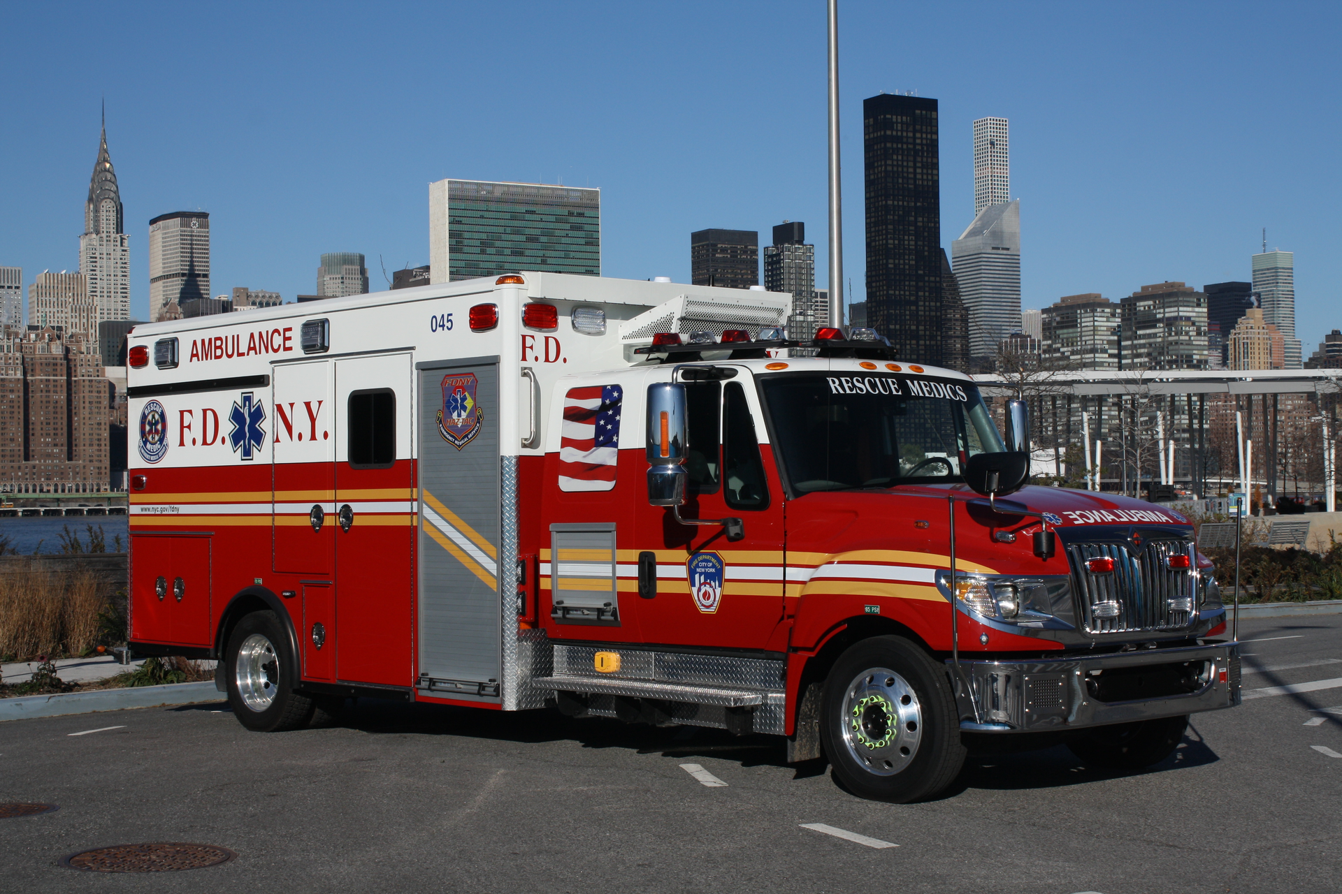FDNY EMS Res Medics 045 RA14007 Int Wheeled Coach 56fe8bd39abe4