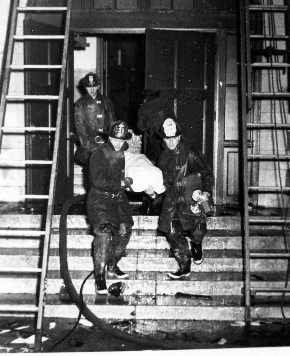 Firefighters had the sad duty to remove the victims from the second floor.