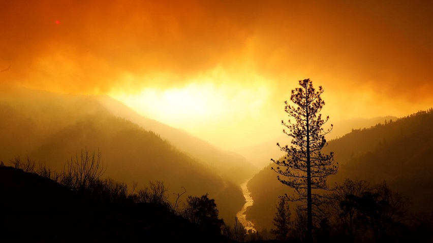 Smoke fills the sky as the Camp Fire continues to burn along the North Fork of the Feather River in Butte County, CA, on Sunday, Nov. 11, 2018.