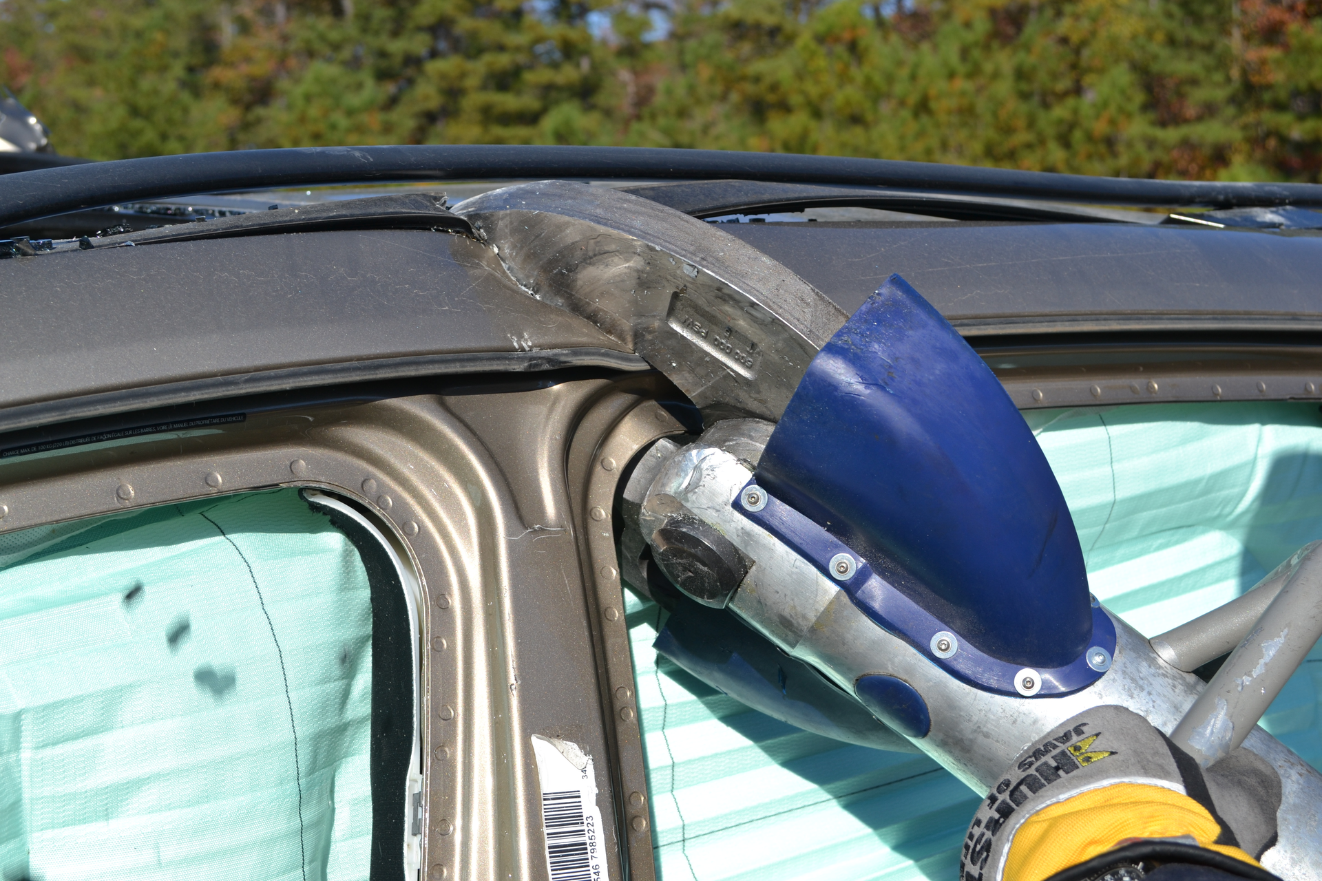 When accomplishing a pie cut on the roof rail structure, remember that the cuts need to &ldquo;join&rdquo; with each other. The structure must be completely cut free if it is to be successfully removed from the vehicle.