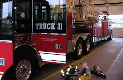 Figure 4. The top of the compartments on tractor-drawn aerials is relatively low, which makes the highest points of these compartments usable. Figure 4. The top of the compartments on tractor-drawn aerials is relatively low, which makes the highest points of these compartments usable.