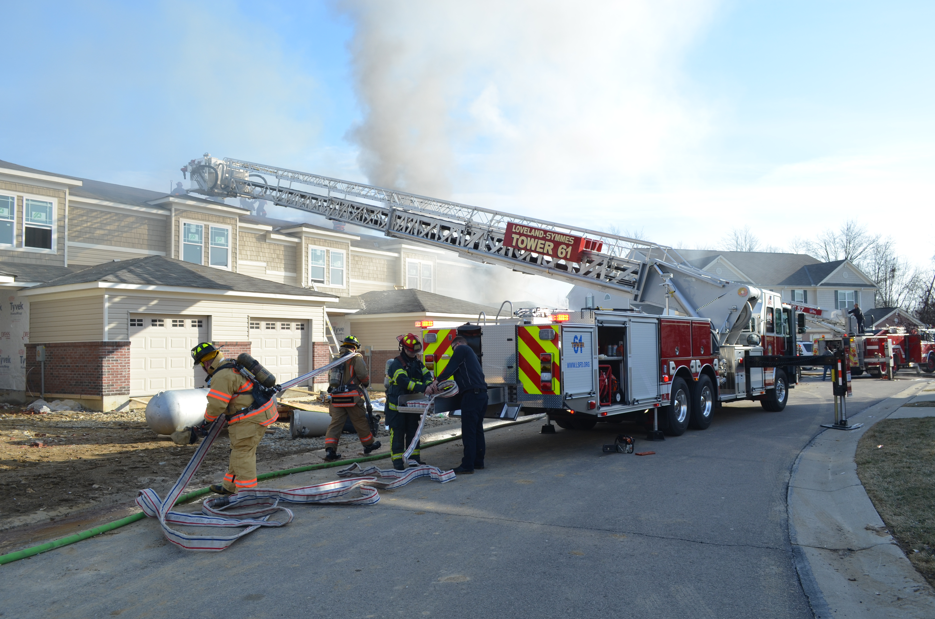 The disadvantage of H-style jacks, such as those that are on this Sutphen SPH-100, is that they can take up such a large amount of space so as to limit compartment space.