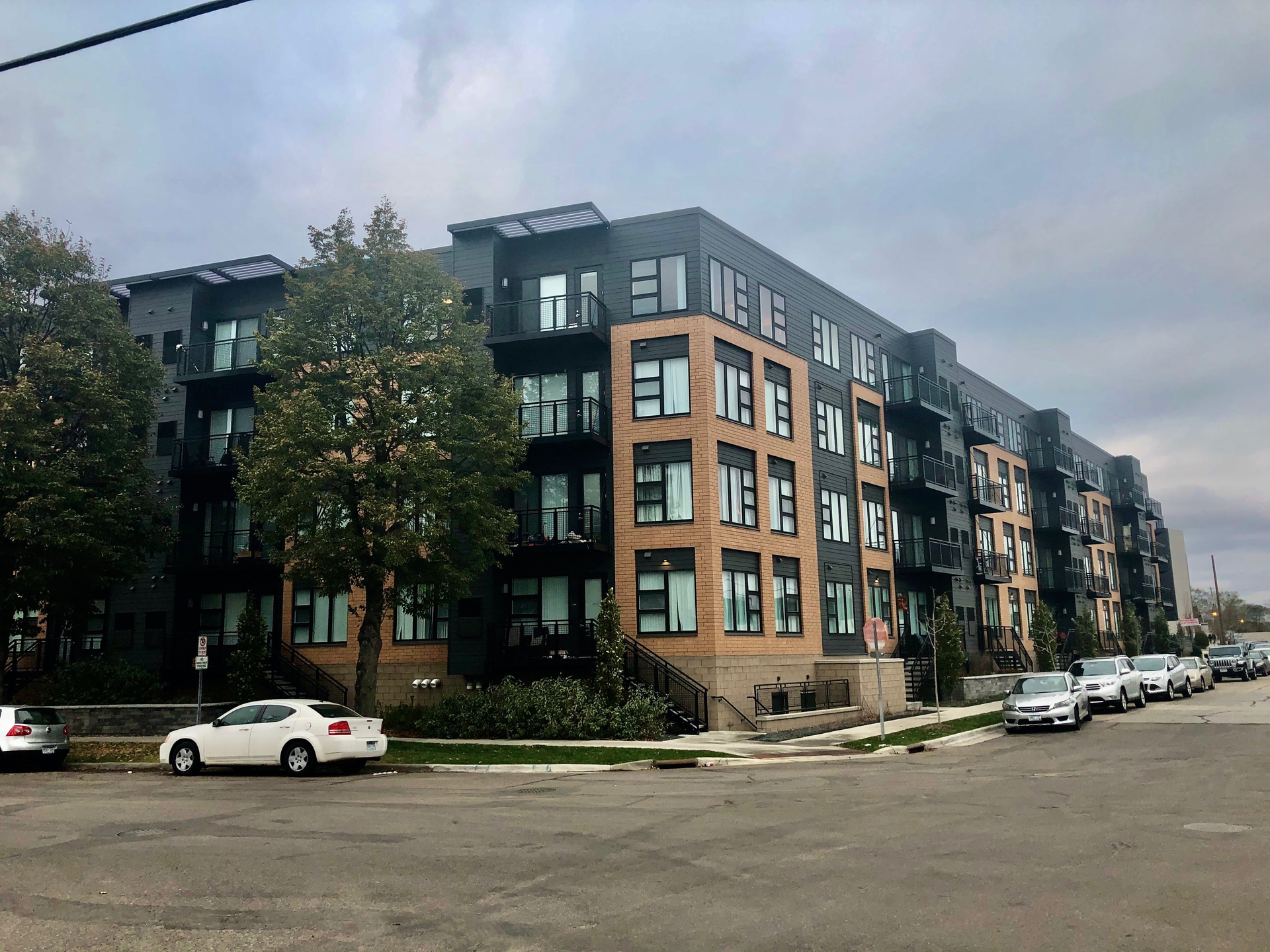 The massive size of apartment buildings (an expanse of an entire city block isn&rsquo;t unusual) can make hose stretches grueling. Also, the buildings might not have standpipes, because their height might not meet the definition of a high-rise as defined by NFPA 1: Fire Code and NFPA 101: Life Safety Code.