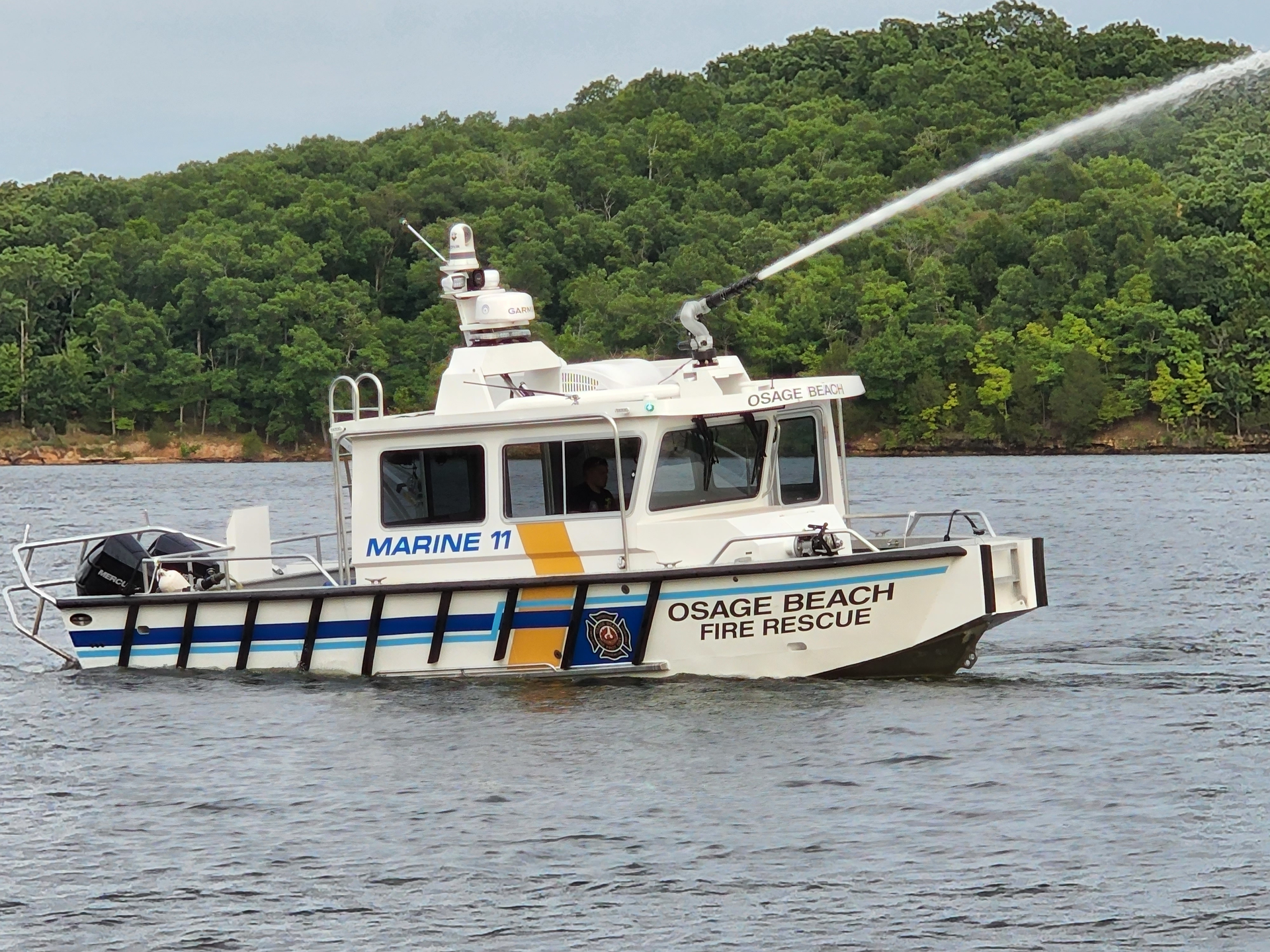 Lake Assault Boats, part of Fraser Shipyards and a leading manufacturer of purpose-built, mission-specific fire and rescue boats, placed this 31-foot fireboat into service on Lake of the Ozarks with the Osage Beach Fire Protection District in Missouri.