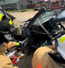 With the spreader and ram in position, displacing the dash is ready to begin. This is a ram-led movement. The spreader tips will fill the space in the relief cut that’s created by the rolling motion of the ram. With the spreader and ram in position, displacing the dash is ready to begin. This is a ram-led movement. The spreader tips will fill the space in the relief cut that’s created by the rolling motion of the ram.