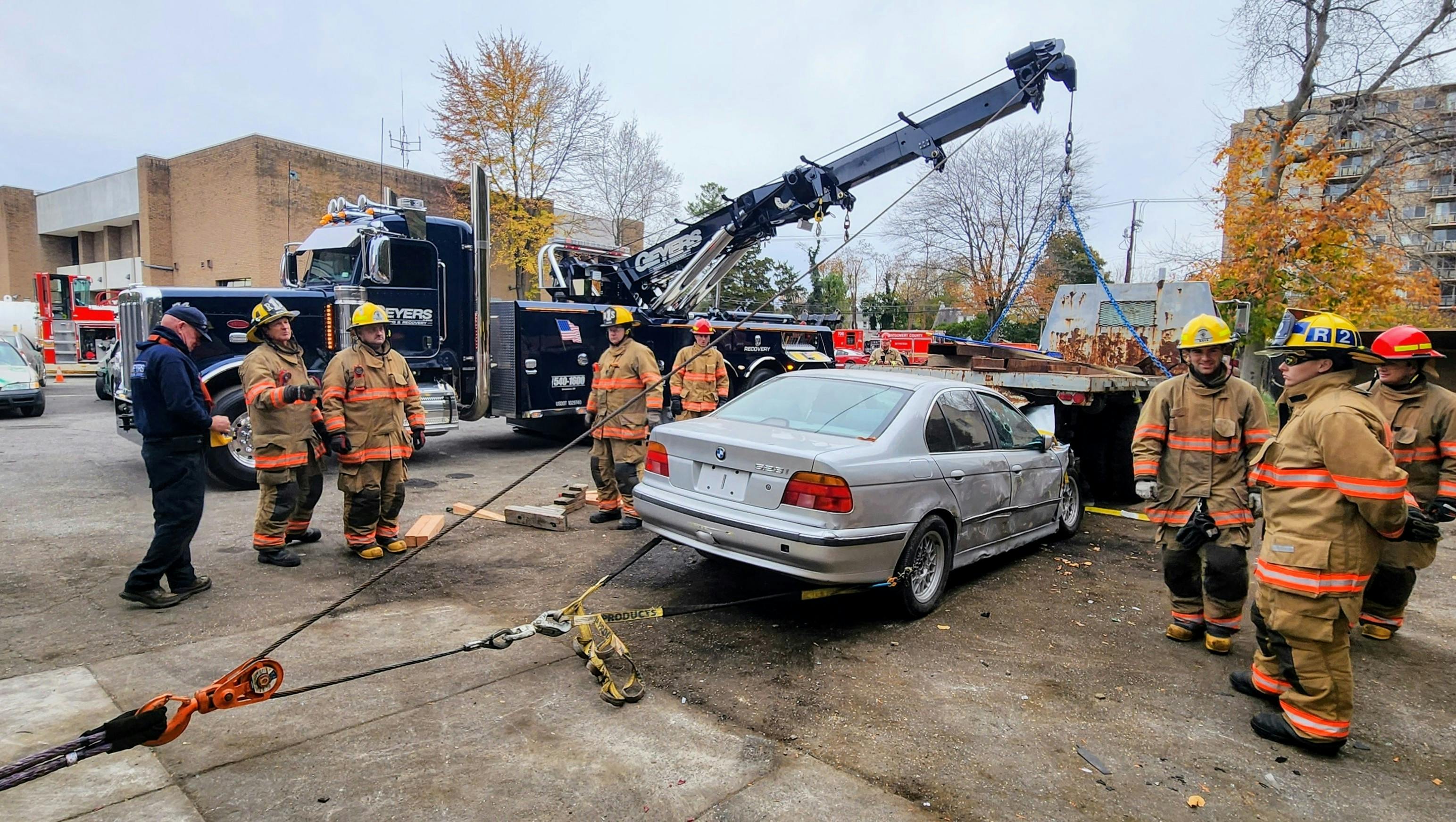 It behooves fire departments to request joint training with towing companies, to include the latter demonstrating its capabilities. In this training evolution, the rotator operator demonstrates how he could lift the heavy vehicle and simultaneously relocate the car from beneath the load.
