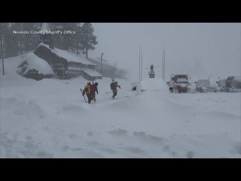 Search for missing skiers after avalanche continues
