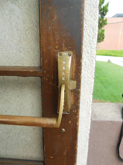 Early cross bar exit device Early cross bar exit device