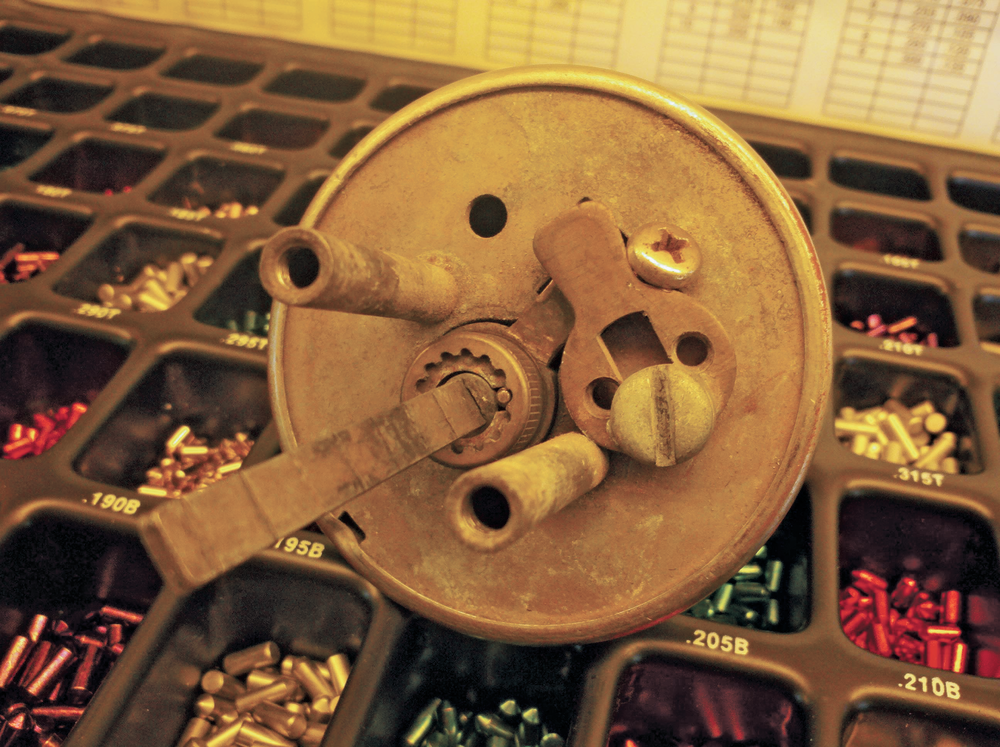 unusual cylinder retainer system for a Weiser deadbolt