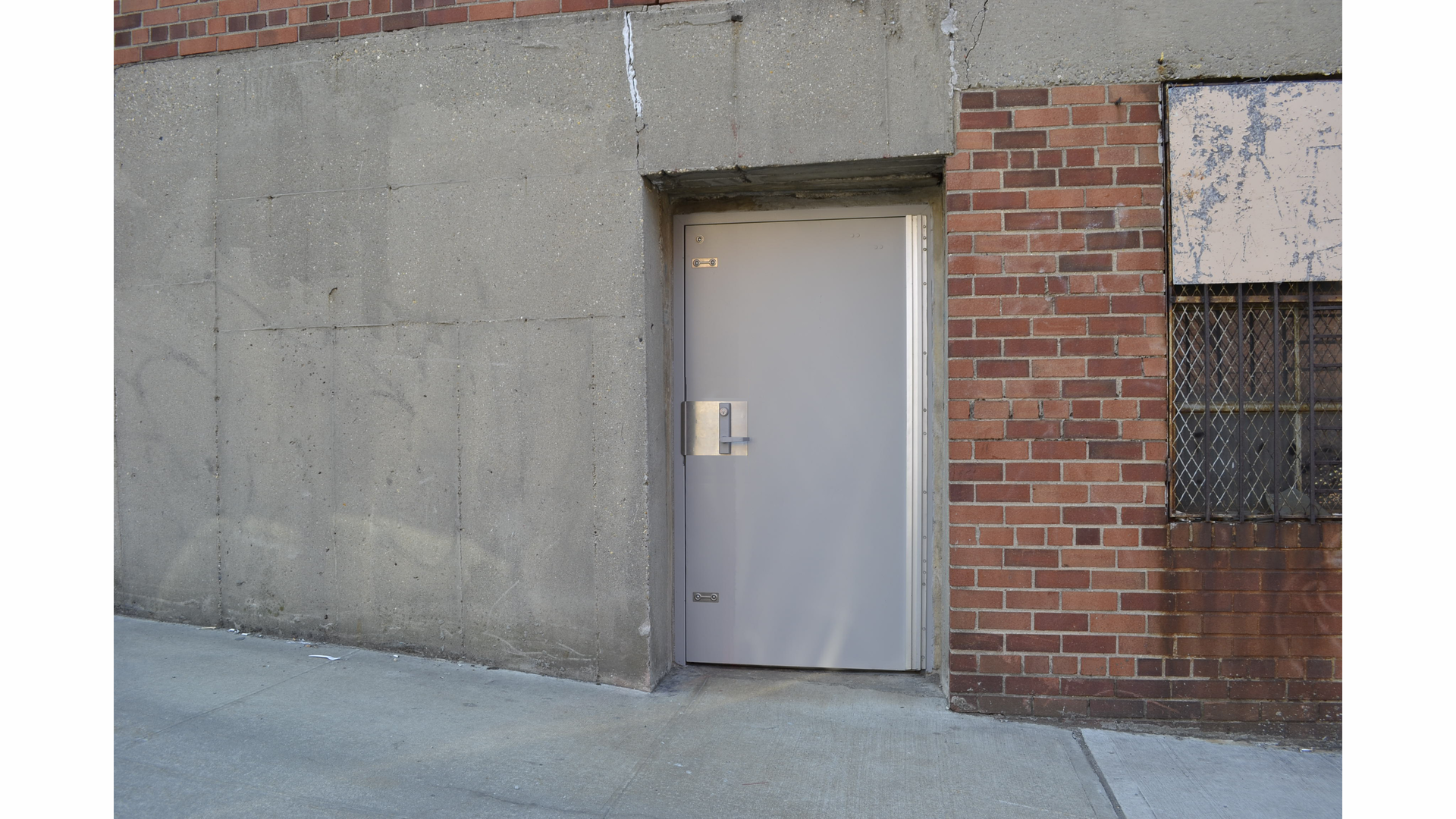 Trident with full anti-pry plate