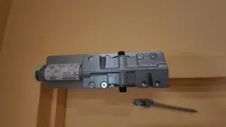 Image 8: The door closer and arm are mounted. Image 8: The door closer and arm are mounted.