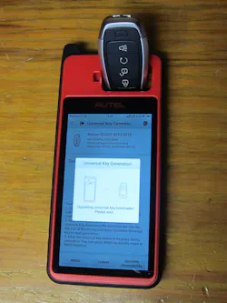 Image 5: The screen while the IKEY is being prepared. Don’t move the IKEY or the device during this process. The process should take about a minute if you have a good Internet connection. Image 5: The screen while the IKEY is being prepared. Don’t move the IKEY or the device during this process. The process should take about a minute if you have a good Internet connection.