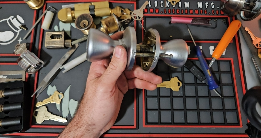 Photo 1 Kwikset Knob Lock 651b1fe9cdc65