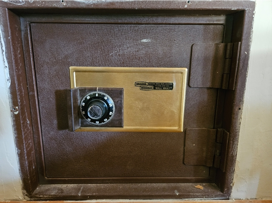 Photo 1. Meilink Hercules wall vault