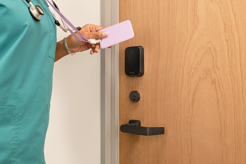 mcm624bsp_ml_ls_exteriortalentmedicalcloset_01_cmy