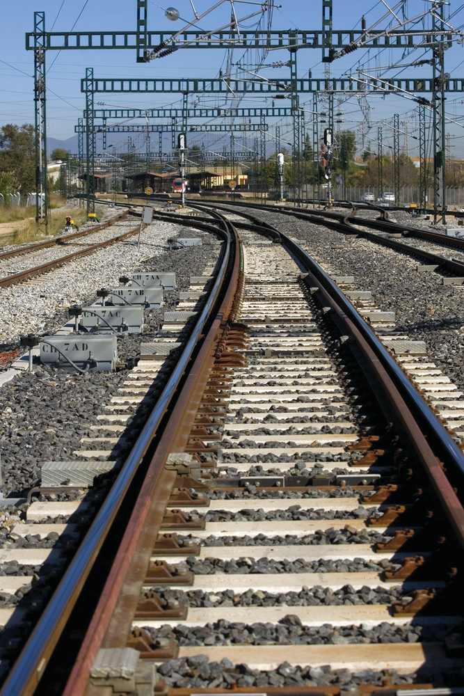 The third rail or mixed gauge system is installed inside the existing rails so that trains with international (1.435 millimeters) and Iberian gauges (1.668 millimeters) can run on the same tracks, enabling interoperability between European and Spanish networks.