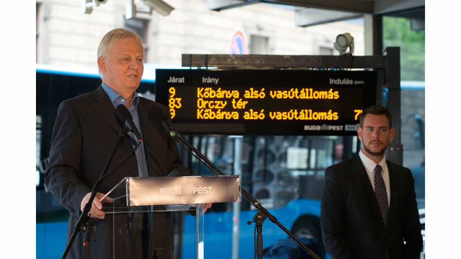 Istv&aacute;n Tarl&oacute;s, Mayor of Budapest, and D&aacute;vid Vit&eacute;zy, CEO of BKK, during the inauguration ceremony of the city&rsquo;s new AVL system provided by IVU Traffic Technologies AG.