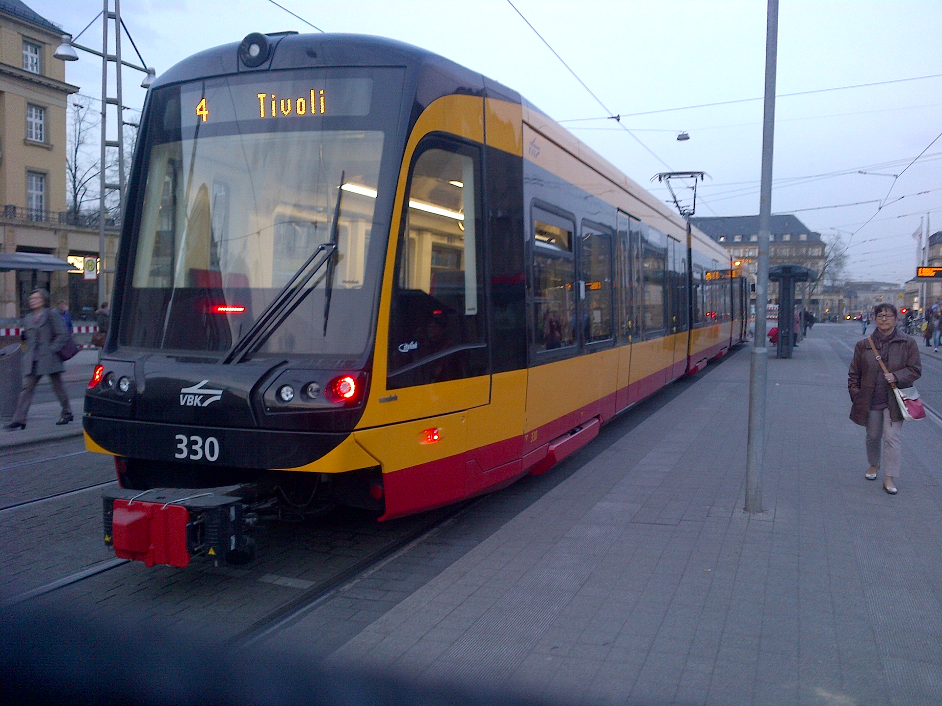 The Net 2012 is a barrier-free LRV, which can be operated on all tram lines of the VBK in the city and in the region on the light rail lines S1 and S11 of the AVG between Hochstetten and Bad Herrenalb / Ittersbach.