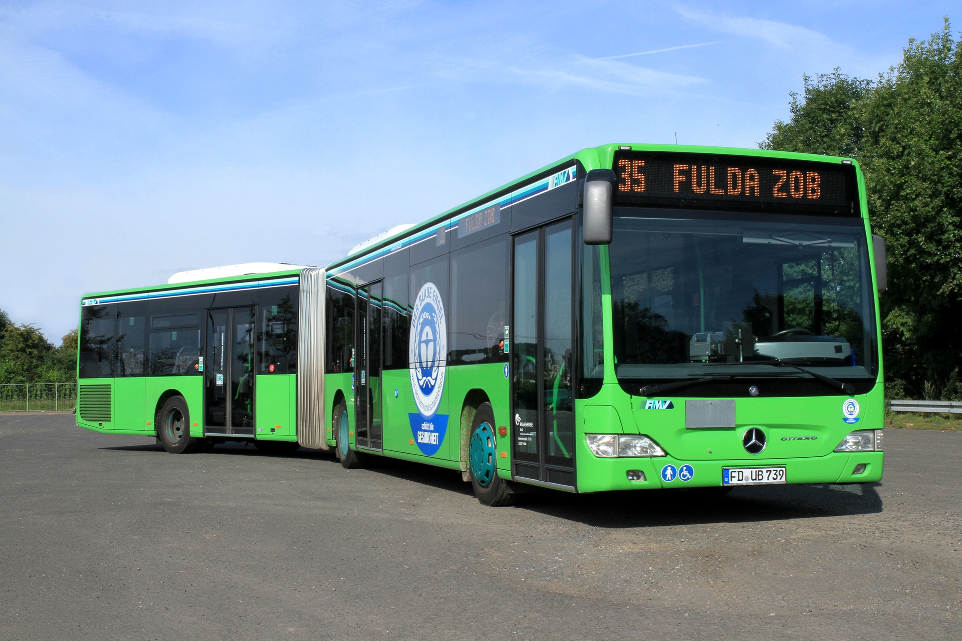 The traditional car phone features high reception quality and effective cancellation of echoes and ambient noise.