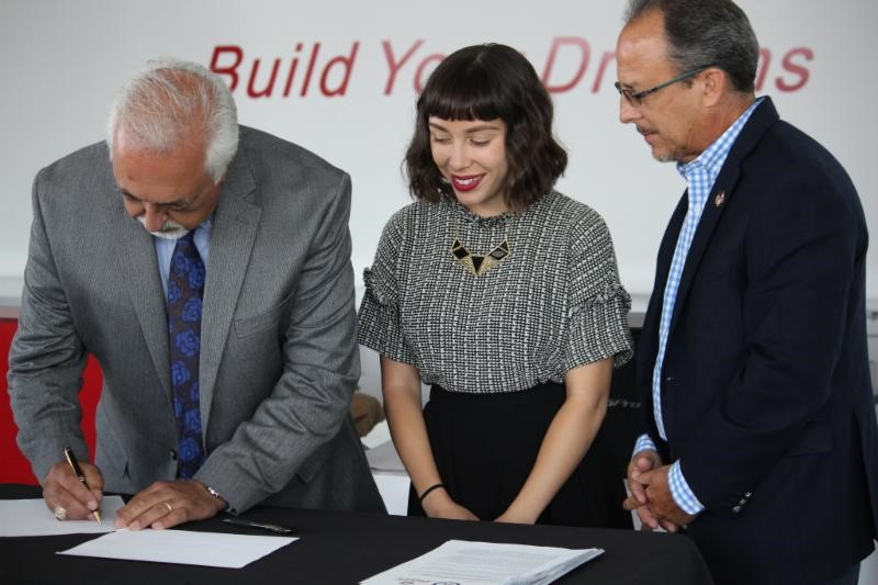BYD signs agreement with Jobs to Move America.