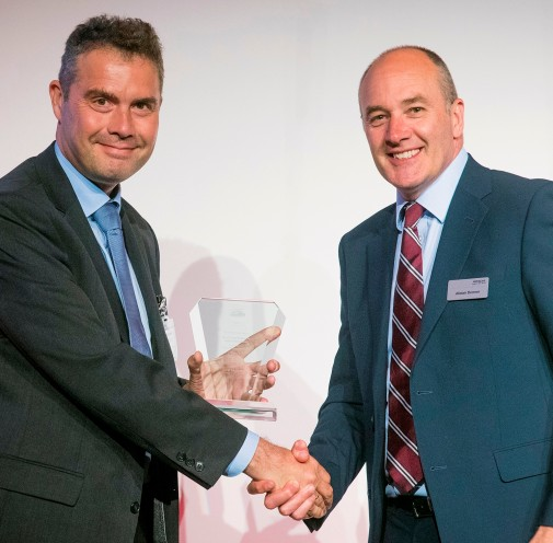 Senior Vice President Sales & Systems Rail Systems Dr. Jonathan Paddison accepts the Hitachi Contribution to Value Generation Award on behalf of Knorr-Bremse from Alistair Dormer, vice president and executive officer.