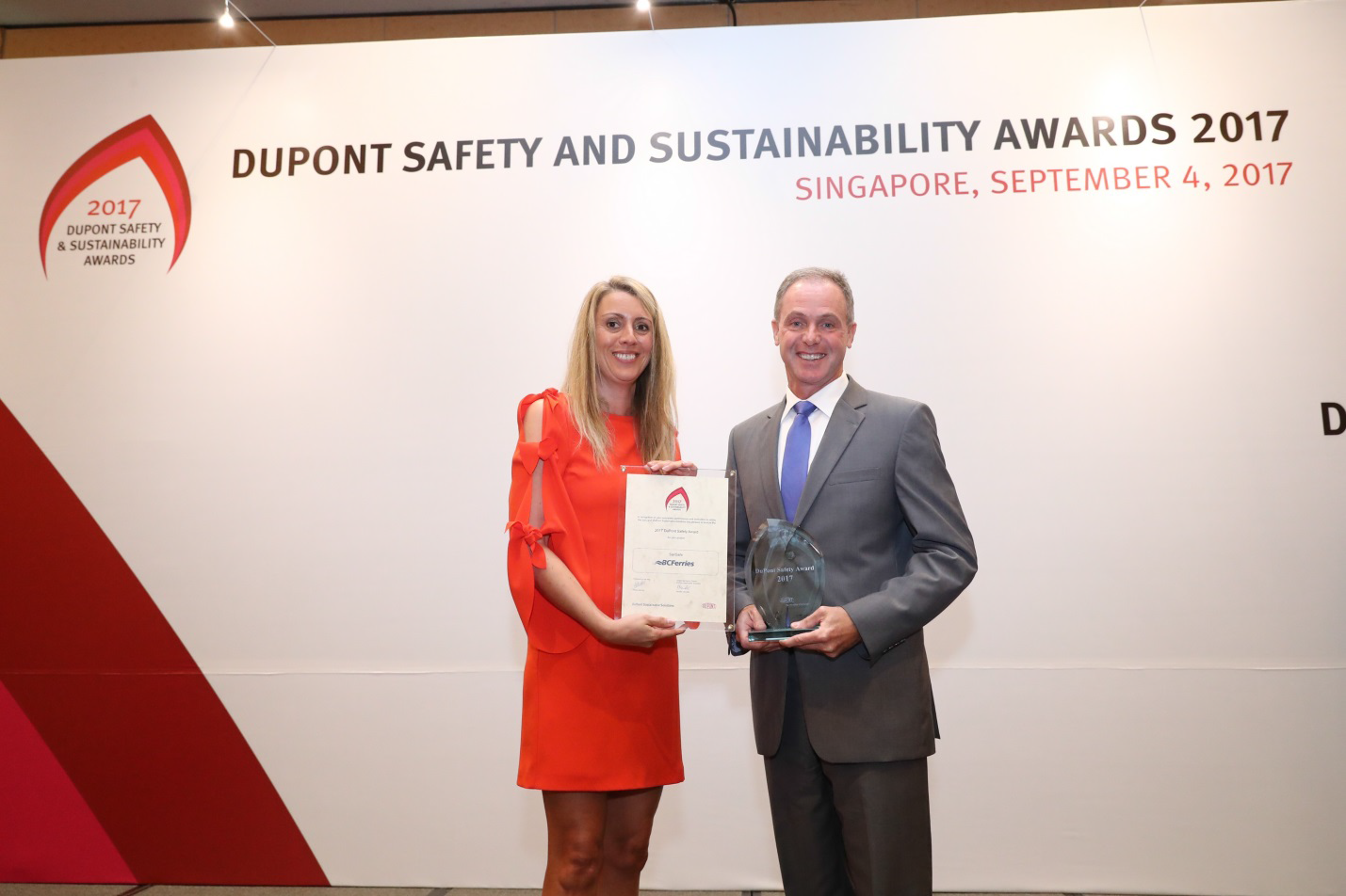 L to R: Mieke Jacobs, president of the Jury for the Dupont Safety and Sustainability Awards, presents the DuPont Global Safety Award to Mark Collins, BC Ferries&rsquo; president & CEO.