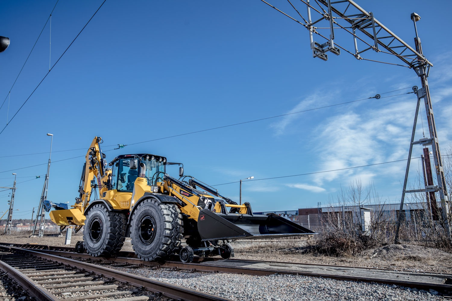 HUDDIG 1260D RAIL with hydraulically driven railway wheels.