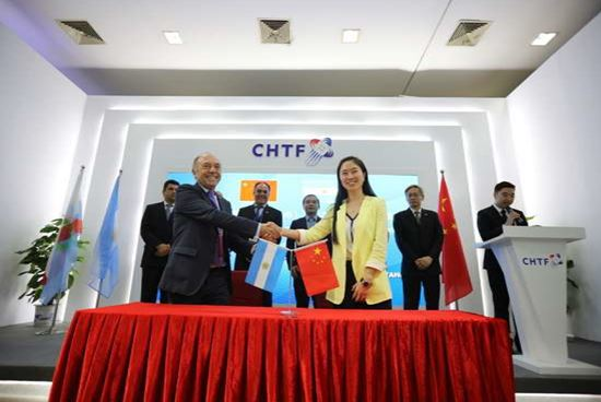 Sherry Li, general manager of BYD branding and PR division (Right) and Luis Maria Agost Carre&ntilde;o, minister of regional integration and international affairs at the ceremony.