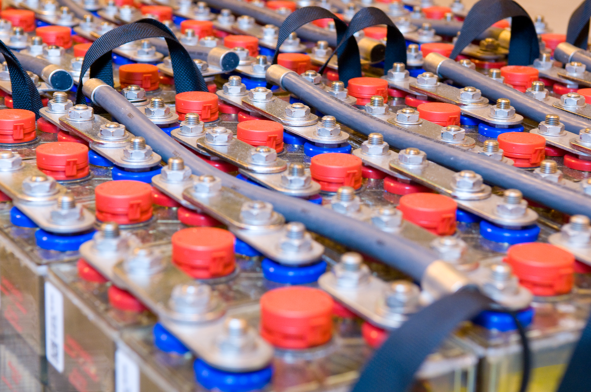 The rigid, steel structure of Ni-Cd supports sintered/PBE electrodes. This ensures a single cell will not break down in an open circuit and results in no corrosion of the steel plate structure.