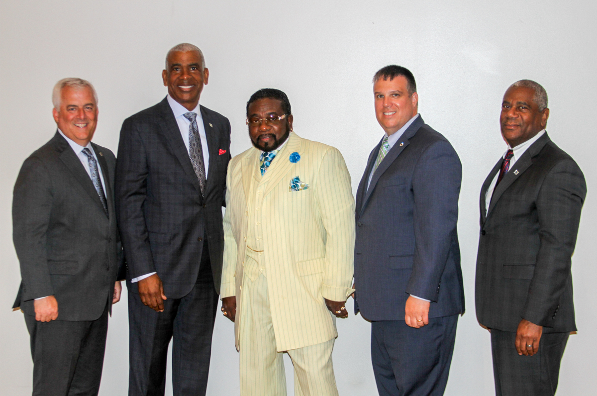 Pictured (left to right): SORTA Board Chair Kreg Keesee, Metro CEO & GM Dwight A. Ferrell, Metro operator Andrew Rodgers, ATU Local 627 President Troy Miller, Metro Executive Vice President Darryl Haley.