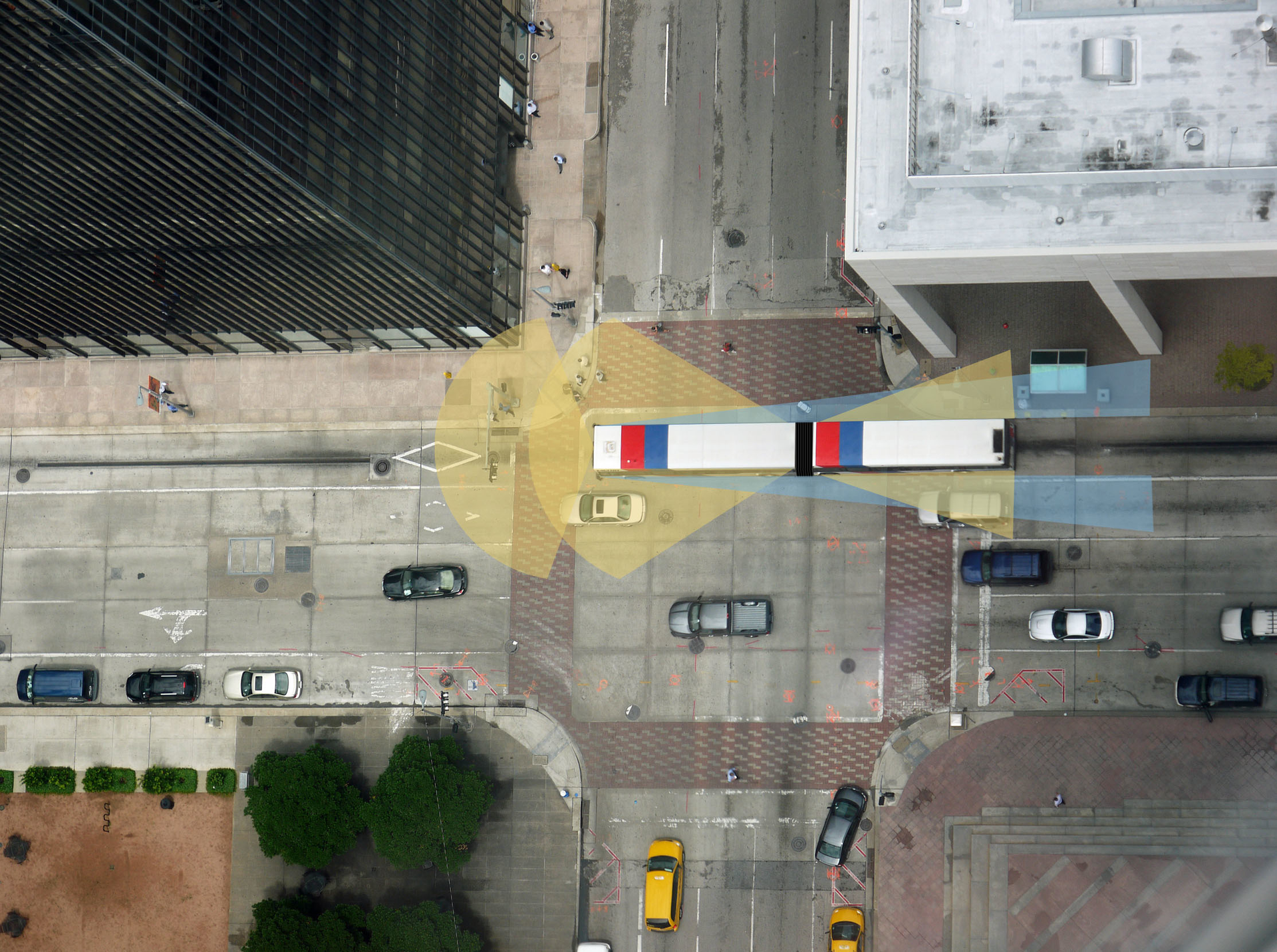 Smart-Vision replaces the rearview mirrors with high-definition cameras and interior displays to offer optimized visibility and enhanced ergonomics day and night.