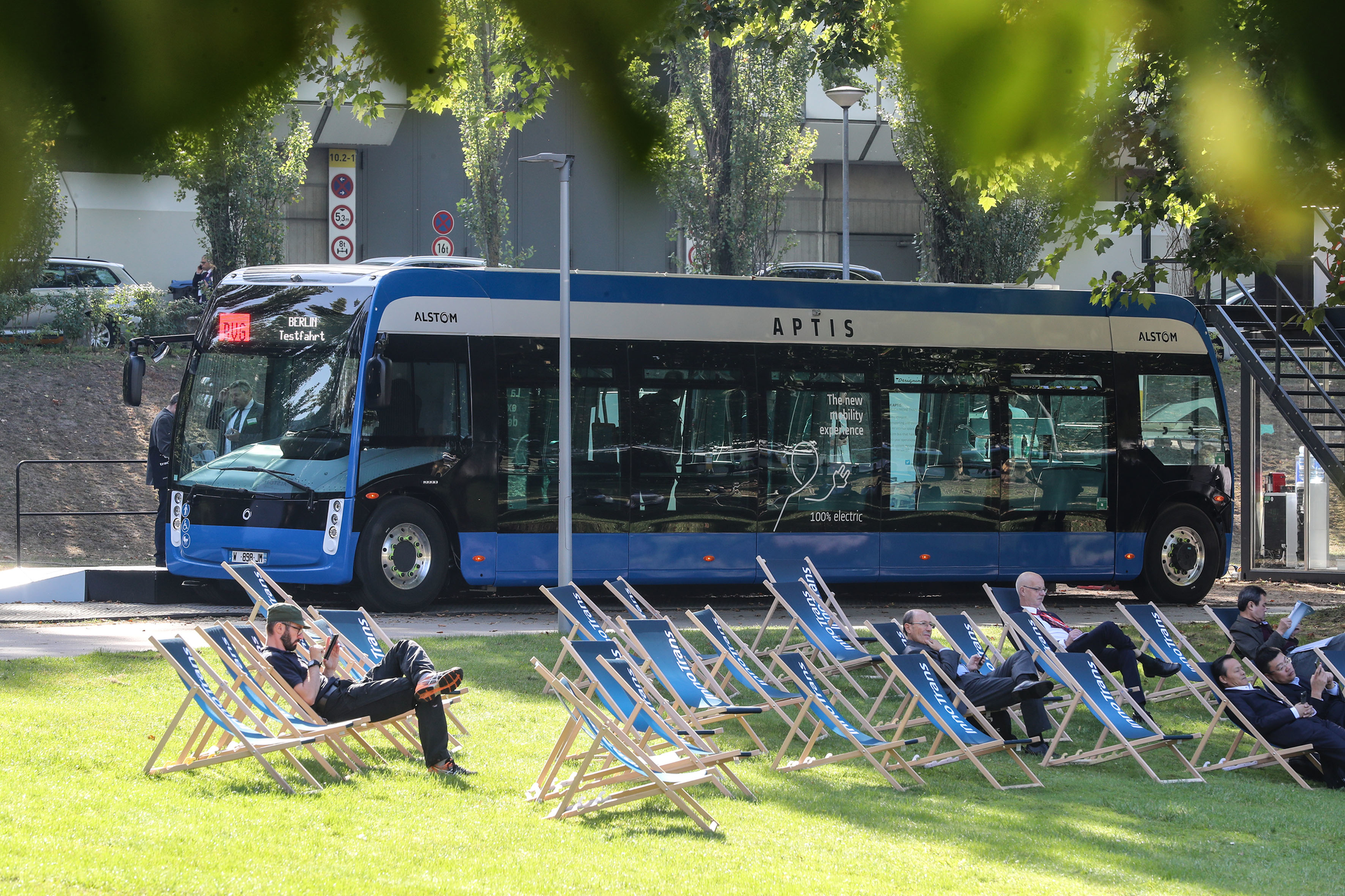 Alstom brings together its expertise in electric traction and rolling stock to offer a new concept in electro-mobility: Aptis.