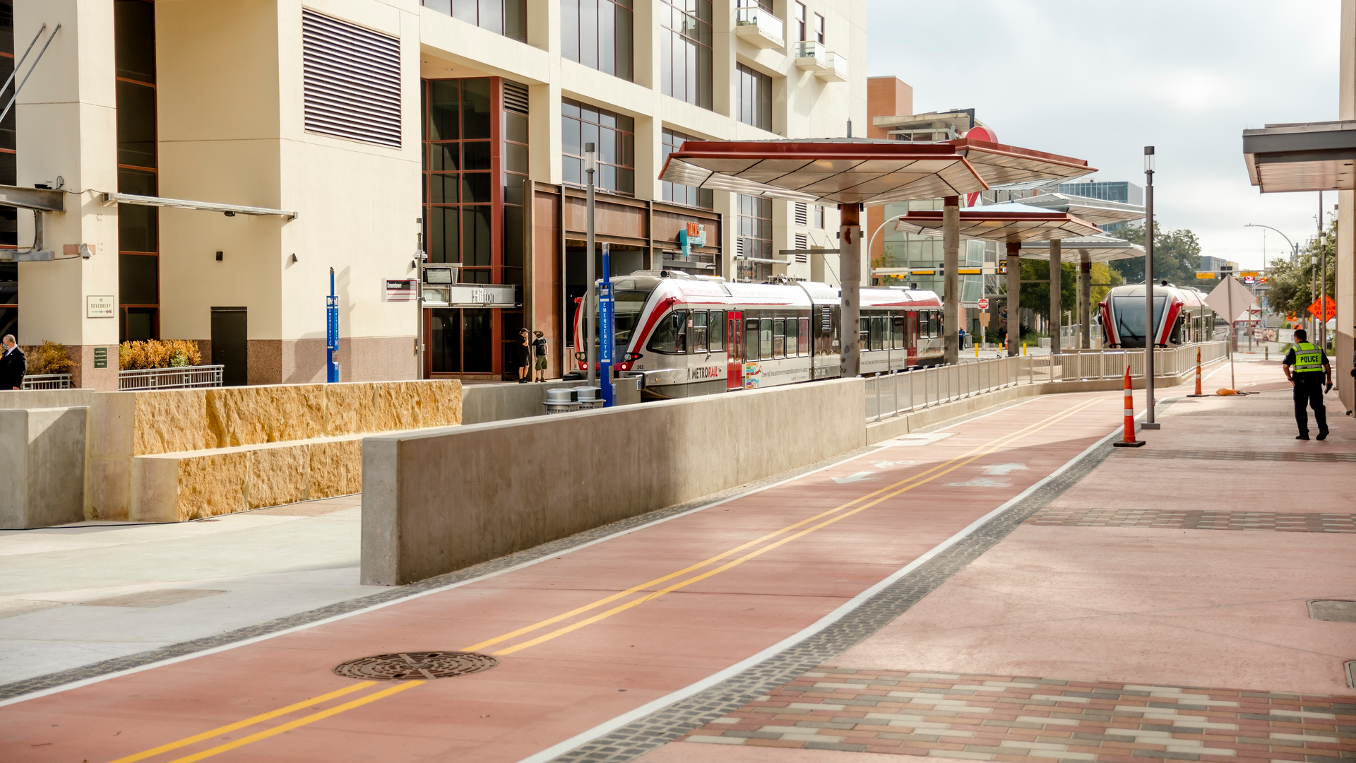 The station also features parasol structures mounted on columns, offering a striking visual welcome to downtown and overhead protection for customers as they wait for, enter or exit the train cars.