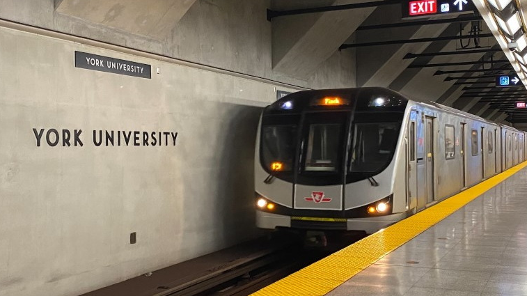 York Subway Train Metrolinx 61b2245e2bc21