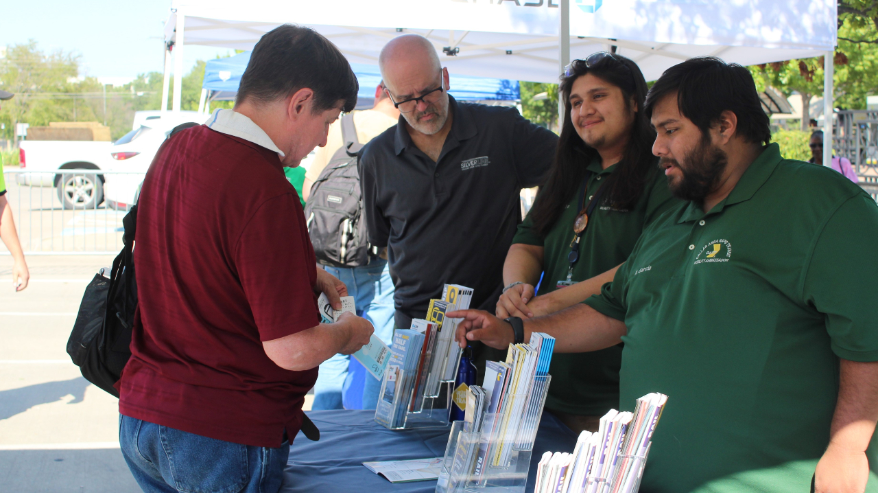 Customers signing up for Dart free phone service