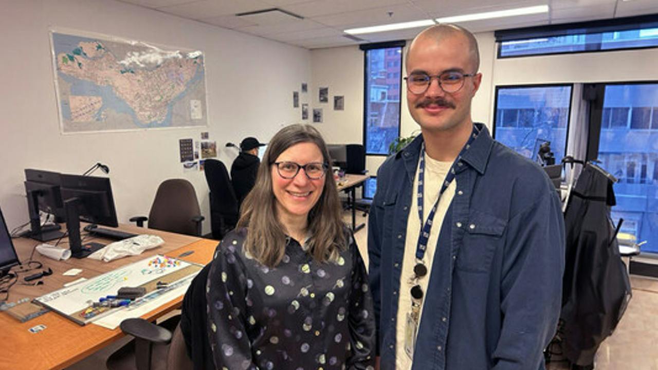From left to right: Marie-Soleil Cloutier, full professor and director of the INRS Urbanisation Culture Soci&eacute;t&eacute; Research Center, with urban studies master&rsquo;s candidate Philippe Brodeur-Ouimet in the LAPS Laboratory in Montreal.