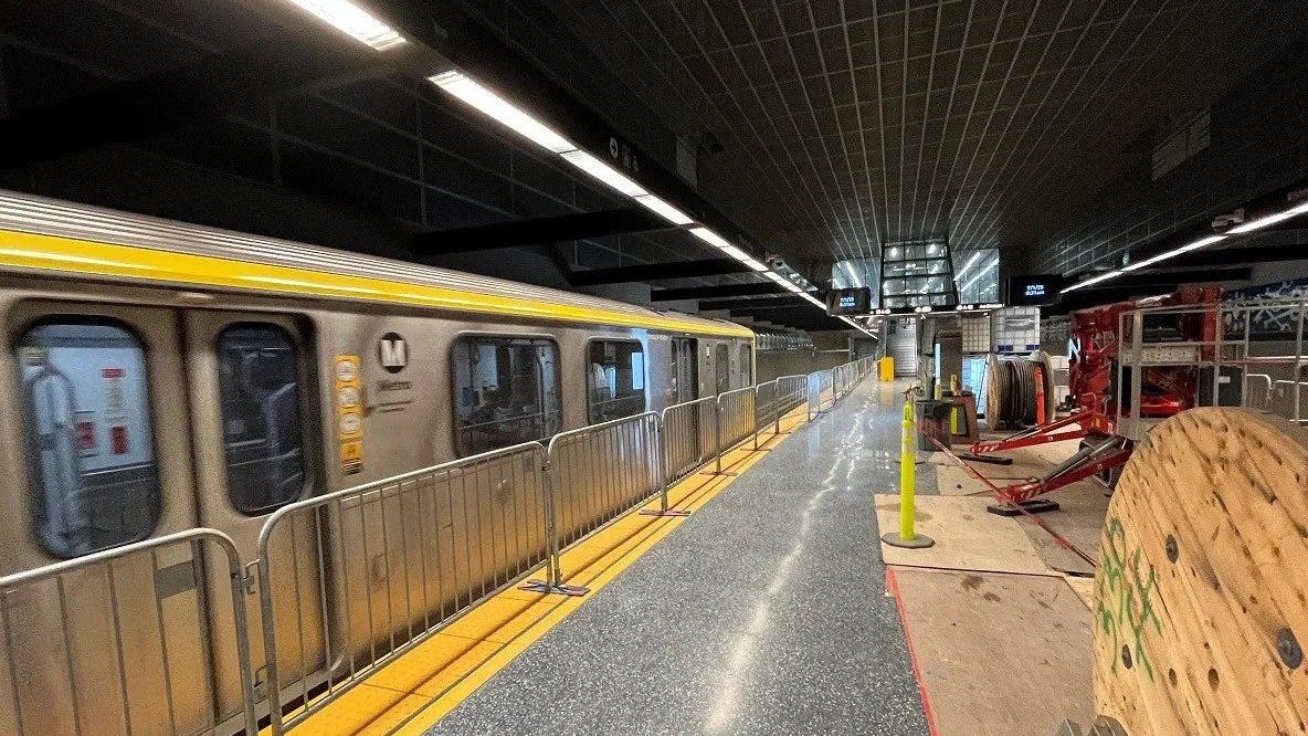 HR4000 test train arriving at Wilshire/La Brea station platform.