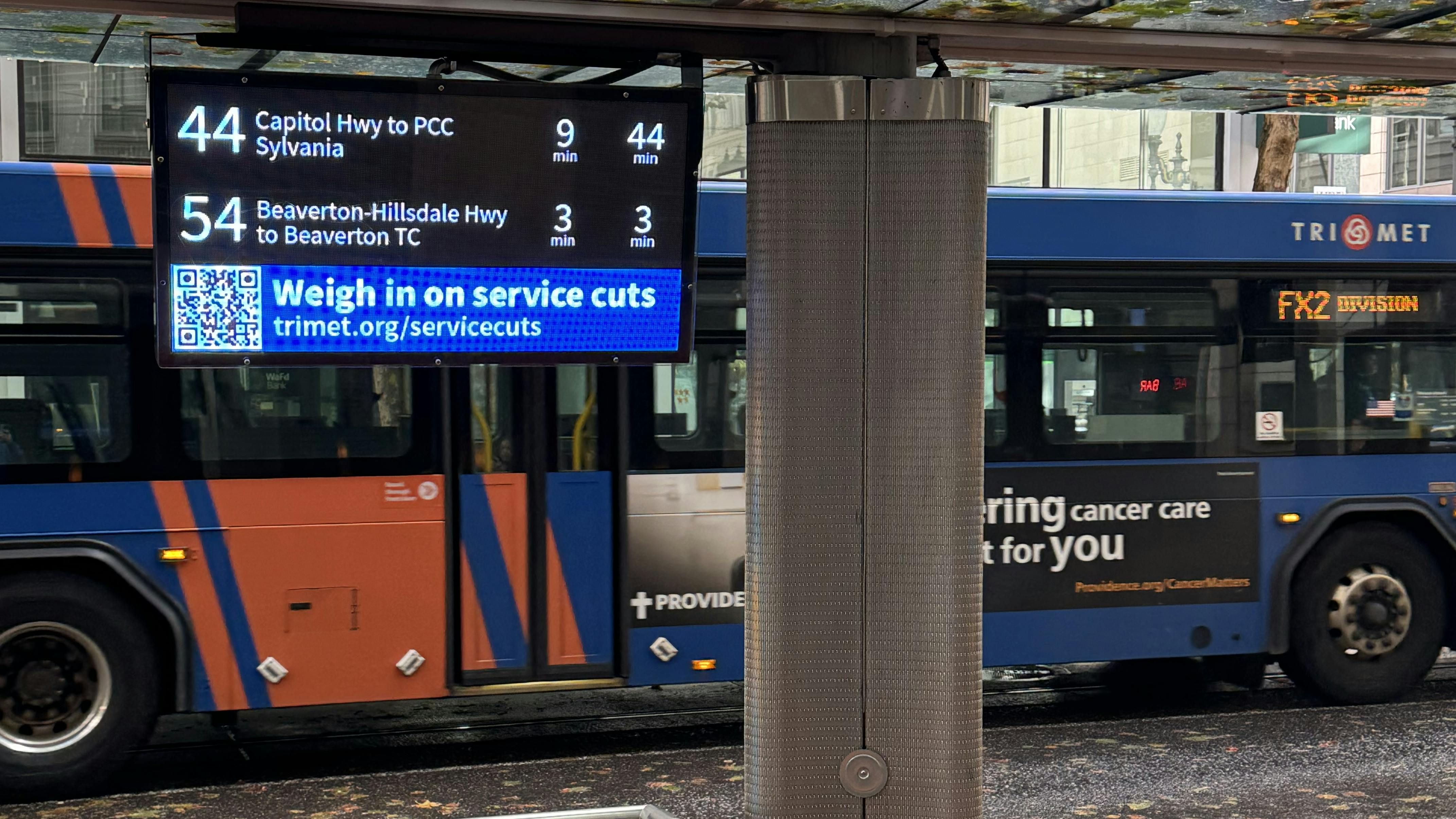 The image shows the Connectpoint LED sign displaying TriMet bus arrival information.