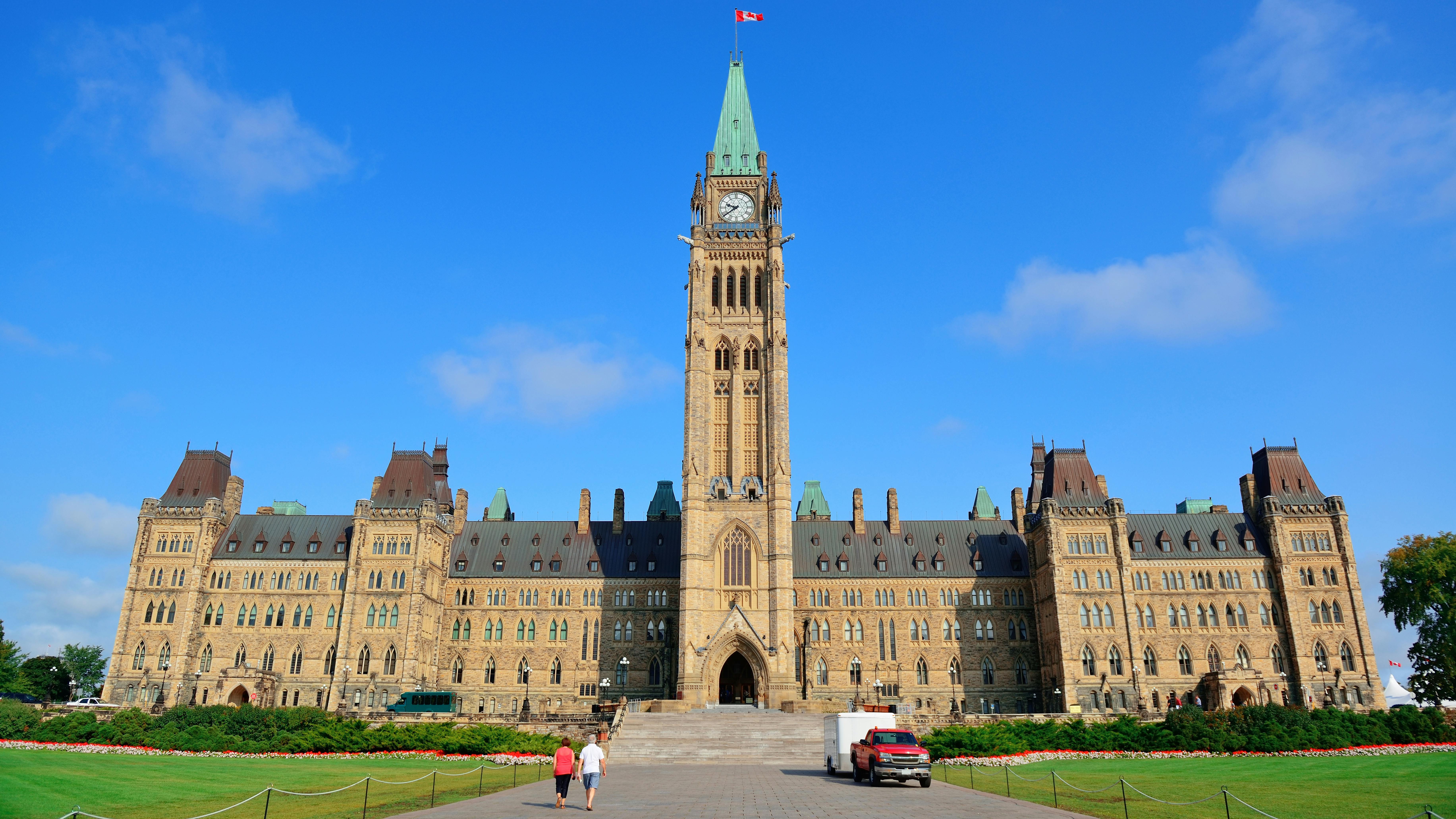 The image shows a wide shot of Canada's Parliament Hill.