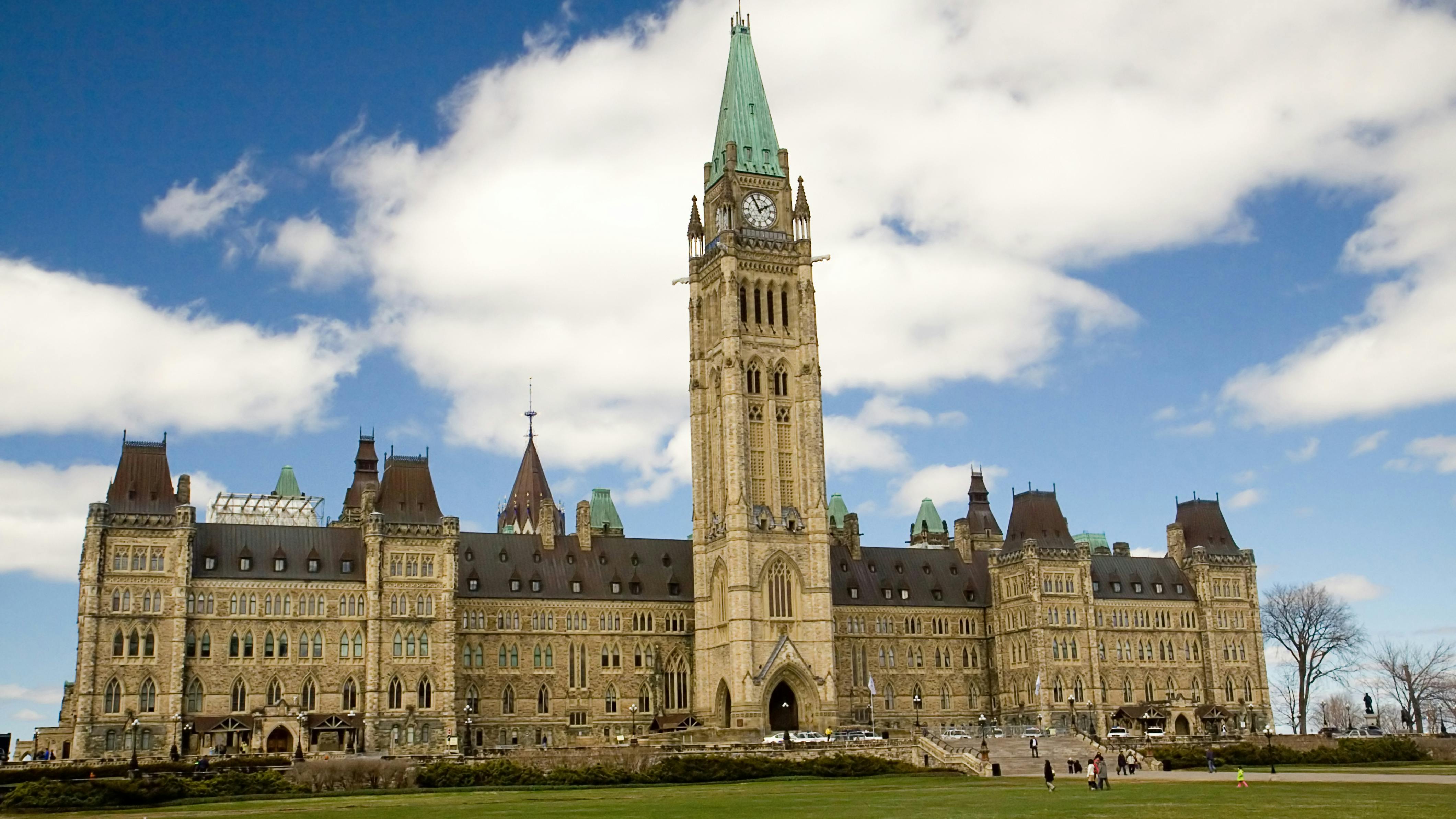 The image displays the Canadian Parliament Building in Ottwa.
