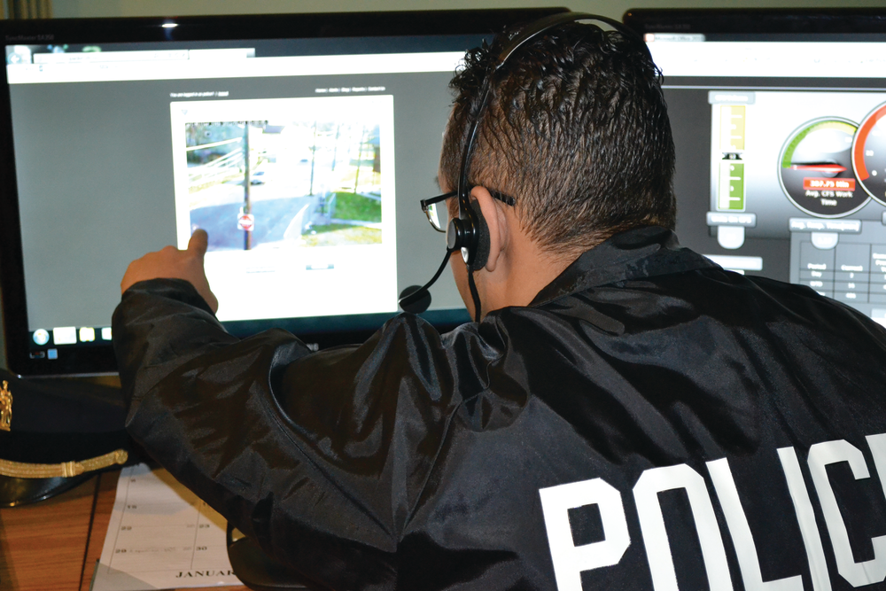 Policeofficelookingatvideoimag 10687928