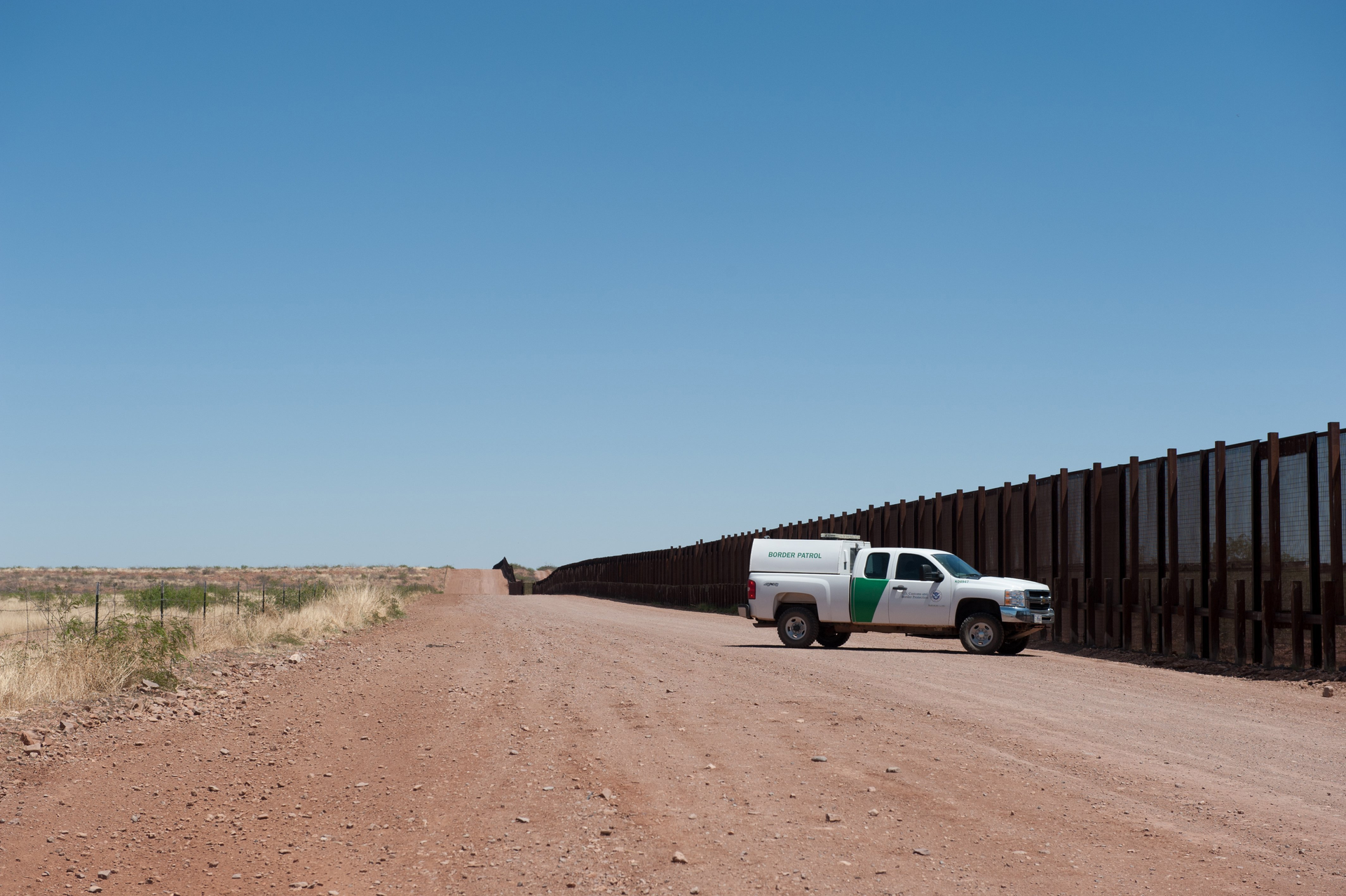 Federal officials asked a panel of federal judges Friday to overturn a lower court&rsquo;s ruling that curtails the Obama administration ability to detain migrant mothers and children.