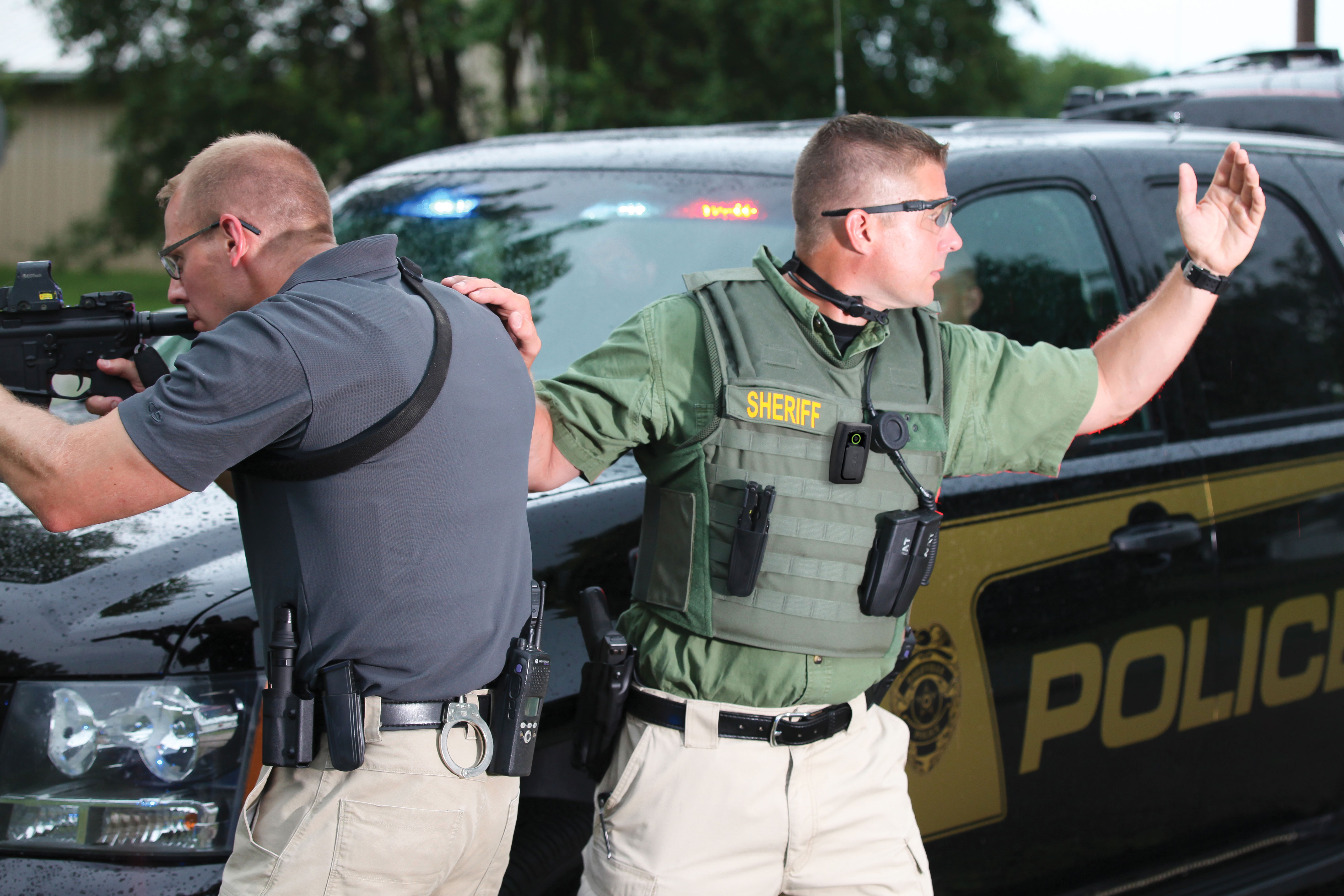 Vie Officer Wearing Le3 Body Camera 1de Bwystmvnq Cuf