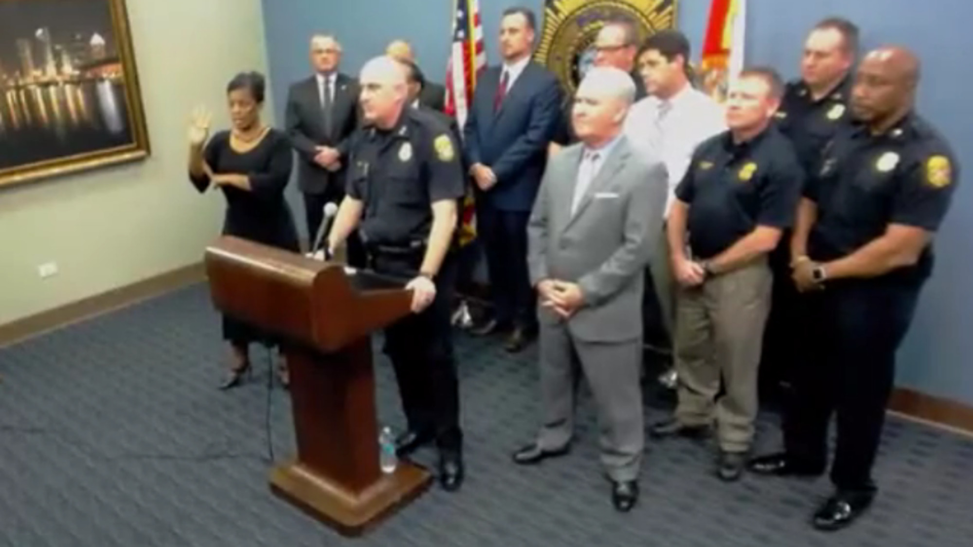 Deaf advocacy groups have criticized the work of a sign language interpreter, saying her signing made no sense during a press conference announcing the arrest of an alleged Tampa serial killer.